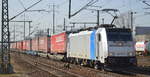 METRANS Rail s.r.o., Praha [CZ] mit der Railpool Lok   186 537-7  [NVR-Nummer: 91 80 6186 537-7 D-RPOOL] und Taschenwagenzug Richtung Polen am 25.02.21 Durchfahrt Bf.