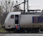 Momentaufnahme wie eine Person in den Führerstand von METRANS 386 038 einsteigt; Dresden Hbf., 11.03.2021  