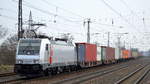 METRANS mit der nagelneuen AKIEM  186 370-3  (NVR:  91 80 6 186 370-9 D-AKIEM ) und Containerzug am 26.03.21 Durchfahrt Bf.