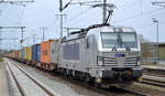 METRANS a.s., Praha [CZ] mit  383 406-6  [NVR-Nummer: 91 54 7383 406-6 CZ-MT] und Containerzug am 15.04.21 Durchfahrt Bf.