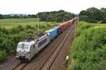 383 407 (Metrans) ist am 25.07.21 mit einem Elbtalumleiter bei Nebanice zu sehen.