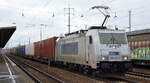 METRANS Rail s.r.o., Praha [CZ] mit  386 040-0  [NVR-Nummer: 91 54 7386 040-0 CZ-MT] und Containerzug Richtung Frankfurt/Oder am 18.01.22 Durchfahrt Flughafen BER Terminal 5.