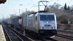 METRANS Rail s.r.o., Praha [CZ]  mit  386 027-7  [NVR-Nummer: 91 54 7386 027-7 CZ-MT] und Containerzug am 02.03.22 Berlin-Hirschgarten.