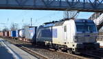 METRANS a.s., Praha [CZ] mit  383 410-8  [NVR-Nummer: 91 54 7383 410-8 CZ-MT] und Containerzug am 09.03.22 Durchfahrt Bf.