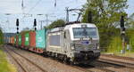 METRANS a.s., Praha [CZ] mit  383 408-2  [NVR-Nummer: 91 54 7383 408-2 CZ-MT] und Containerzug am 04.05.22 Durchfahrt Bf.