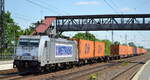 METRANS Rail s.r.o., Praha [CZ] mit  386 017-8  [NVR-Nummer: 91 54 7386 017-8 CZ-MT] und Containerzug am 18.05.22 Durchfahrt Bf.