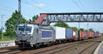 METRANS a.s., Praha [CZ] mit  383 417-3  [NVR-Nummer: 91 54 7383 417-3 CZ-MT] und Containerzug am 18.05.22 Durchfahrt Bf.