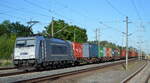 METRANS Rail s.r.o., Praha [CZ] mit  386 032-7  [NVR-Nummer: 91 54 7386 032-7 CZ-MT] und einem Containerzug  am 12.07.22 Durchfahrt Bahnhof Glöwen.