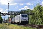 386 027-7 kommt mit einem Containerzug über den Außenringvon Hohenschönhausen Richtung Karower Kreuz gefahren.

Berlin 16.07.2020