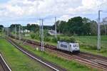 386 036-8 kommt mit einem leeren Containerzug durch Schönfließ gen Karower Kreuz gefahren.

Schönfließ 16.07.2020