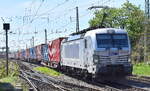 METRANS a.s., Praha [CZ] mit ihrer  383 405-8  [NVR-Nummer: 91 54 7383 405-8 CZ-MT] und einem Containerzug am 03.05.23 Vorbeifahrt Bahnhof Magdeburg Neustadt.