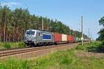 Mit einem Containerzug am Haken rollt 383 409 der Metrans am 01.07.23 durch Marxdorf Richtung Zeithain.