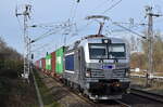 METRANS a.s., Praha [CZ] mit der noch ganz neuen  383 439-7  [NVR-Nummer: 91 54 7383 439-7 CZ-MT] und einem Containerzug am 26.02.24 Durchfahrt Bahnhof Berlin Hohenschönhausen.