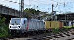 METRANS a.s., Praha [CZ] mit der angemieteten Akiem Lok  187 503-8  [NVR-Nummer: 91 80 6187 503-8 D-AKIEM] verlässt mit einem Containerzug  den Hamburger Hafen am 15.07.24 Höhe Bahnhof