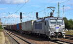 METRANS a.s., Praha [CZ] mit ihrer  383 434-8  [NVR-Nummer: 91 54 7383 434-8 CZ-MTR] und einem Containerzug am 09.10.24 Höhe Bahnhof Schönefeld b.