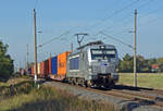 383 406 der Metrans führte am 20.10.24 einen langen Containerzug durch Wittenberg-Labetz Richtung Falkenberg(E).