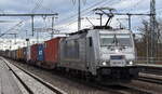 METRANS Rail s.r.o., Praha [CZ] mit ihrer  386 012-9  [NVR-Nummer: 91 54 7386 012-9 CZ-MT] und einem Containerzug am 07.01.25 Höhe Bahnhof Golm.