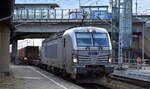 METRANS a.s., Praha [CZ] mit ihrer  383 431-4  [NVR-Nummer: 91 54 7383 431-4 CZ-MTR] und einem Containerzug am 08.01.25 Durchfahrt Bahnhof Falkenberg (Elster).