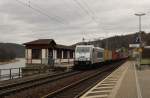 386 002-0 fährt am 20.12.14 mit einem Containerzug durch Königstein.