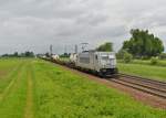 386 002 mit einem Containerzug am 19.05.2015 bei Plattling.