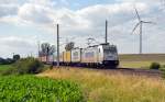 386 004 rollte mit ihrem Containerzug am 10.07.15 durch Wellen Richtung Magdeburg.