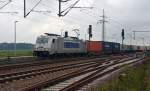 386 011 der Metrans beförderte am 17.10.15 einen Containerzug durch Rodleben Richtung Magdeburg. Wegen einem auf dem Bahnsteigleis geparkten Metrans-Containerzug Richtung Wittenberg war ein Bild vom Bahnsteig nicht möglich. Foto gemacht vom Bahnsteigzugang. 