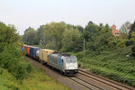 186 187 mit einem KLV-Zug bei der Durchfahrt des Bückeburger Ortstteils Evesen.