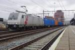 Froschblick auf Akiem/PKP Cargo International 186 371 mit der Chengdu-Containerzug in Amersfoort am 3 Februari 2022.