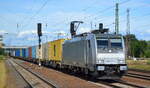 PKP CARGO INTERNATIONAL a.s., Ostrava [CZ] mit  186 371-1  [NVR-Nummer: 91 80 6186 371-1 D-AKIEM] und einem Containerzug am 21.08.22 Durchfahrt Bahnhof Flughafen BER Terminal 5.