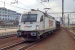 Am 5 April 2017 schleppt AWT 183 714 ein PKW-Zug durch Praha-Liben. Das Bild wurde vom Bahnsteig aus genommen.