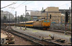 Regio Jet Lokomotive 162114-3 fährt hier am 9.6.2024 um 14.27 Uhr mit einer langen Wagengarnitur in den Hauptbahnhof von Prag ein.