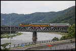 Ein Regio Jet Zug u. a. mit einem ex DB IC Wagen befährt hier am 10.6.2024 um 10.55 Uhr die Elbebrücke in Usti nad Labem in Richtung Strekov. 