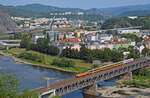 Am 31.08.24 passiert 162 117 der Regiojet mit dem IC 1306 die Labebrücke in Usti n.L., am Zugschluss lief ein ehemaliger DB-Wagen mit. Das Foto entstand von der Vetruse aus.