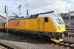 388 215 von RegioJet vor einem Zug Richtung Brno im Bahnhof Praha h.l.n. fotografiert im Februar 2025