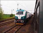 Unipetrol 753 611-3 durchfährt mit einem Güterzug den Bahnhof Vranany am 27.4.2019.