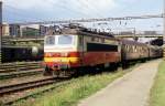 S 4990240 fährt am 5.6.1991 mit dem Schnellzug nach Sokolov um 16.25 Uhr in Karlovy Vary aus.