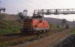 S 458055 passiert den Braunkohlentagebau, der am 19.6.1988 bereits bis an die Durchgangsgleise am Depot Sokolov vorgerückt ist. Im Sichtabstand folgt bereits
die nächste Lok, eine T 679.
