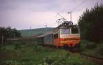 Bei Srby ist am 20.6.1988 S 4990254 um 17.48 Uhr mit dem Schnellzug nach Plzen unterwegs. Der Zug führt auch einen Postwagen mit.