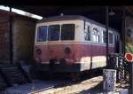 Camlik 9.9.1995 - In einer Remise am Rande des dortigen Eisenbahnmuseum
stie ich auf diesen Triebwagen MR 405. Das Fahrzeug hnelt sehr den uns
in Deutschland bekannten  Esslinger  Fahrzeugen.
