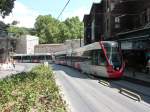 In der Nhe des Topkapi Palast fhrt am 10.8.2011 eine neue, von Alstom gefertigte Straenbahn in Richtung Kabatas