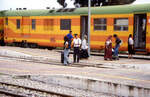 Zug nach Nabeul im Bahnhof Bir Bou Regbar 25.05.2005