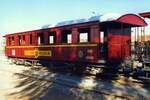 SNCFT YA-5110 am Morgen des 29.Dezember 2001 im Gare de Metlaoui. Der Wagen ist Teil des Touristenzuges  Lézard Rouge  (französisch Rote Eidechse) und war ursprünglich im Besitz des Bey von Tunis. (Fotoscan)
