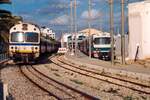 Gare de Sousse Bab Djedid am 02.Jänner 2002 mit dem YZ-E-005B (Hersteller: Ganz-Mavag, Type: ???, Fab.Nr.: ???, Baujahr 1984) rechts und einem YRZL als letztes Fahrzeug des durchfahrenden DC 5-22/68. (Fotoscan)