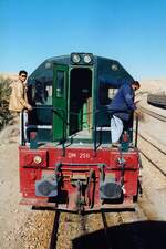 Am 29.Dezember 2001 befuhr der Touristenzuges  Lézard Rouge  (französisch Rote Eidechse) die Strecke Metlaoui - Selja. Das Bild zeigt die 040-DM-256 (Bo'Bo', de, Hersteller: GE, Type: U10B, Fab.Nr.: 43929, Baujahr 1982) nach dem Abkuppeln vom Wagensatz. (Fotoscan)