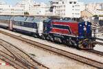 91 91 0000 553-8 (040-GT-553) (Bo'Bo', de, Hersteller: EMD, Type: GT18B, Fab.Nr.: 938830-3, Baujahr 1999) verlässt am 30.Dezember 2001 mit dem DC5-13/63 den Gare de Tunis Ville. (Fotoscan)