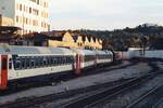 91 91 0000 568-6 (040-GT-568) (Bo'Bo', de, Hersteller: EMD, Type: GT18B, Fab.Nr.: 938830-18, Baujahr 1999) verlässt am 30.Dezember 2001 mit dem DC5-73 den Gare de Tunis Ville.