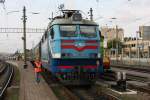 Eine nette Zugabfertigerin ließ sich im Hauptbahnhof Odessa neben WL 40-1025.2 am 5.9.2009 gerne mit aufs Bild bannen. 