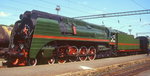 29.800 mm und 250 Tonnen geballte Kraft: P36-0050 setzt sich im Sommer 1994 im Bahnhof Fastiv vor einen Sonderzug