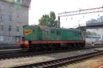 Cmellak 3754 war eine von zwei am 2.9.2009 im Hauptbahnhof Odessa eingesetzten Rangierlokomotiven. Hier steht sie vor dem Stellwerk an der Bahnhof Einfahrt.