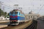 Die Tschs 4-102 fährt, nachdem der von ihr gebrachte Zug abgezogen wurde, am 2.9.2009 vom Hauptbahnhof Odessa aus in das Depot.